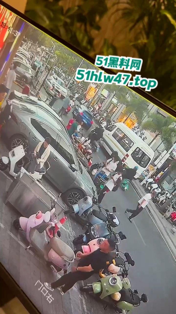 海南三亚金鸡岭路口惊现马路杀手,60岁大妈开货车撞飞一堆电驴和行人,现场十分凄惨混乱!-4