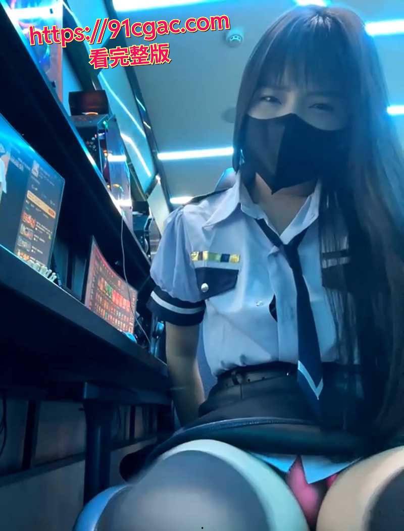 现在这小姑娘太猛了!超纯学生妹 xiao-Lin 居然躲网吧里搞露出直播!-3