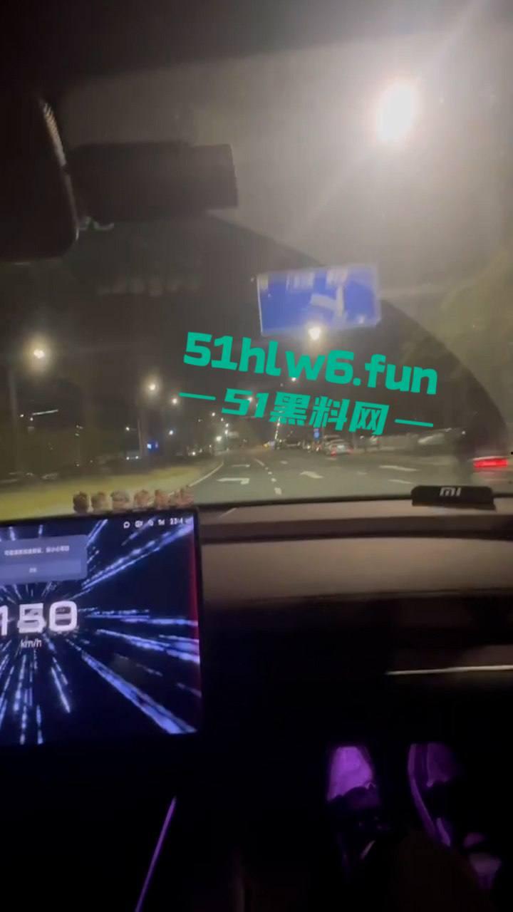 泉州小米SU7Ultra驾驶员用临时牌照,市区内狂飙150公里每小时躲闪不及将骑车人撞飞!-9