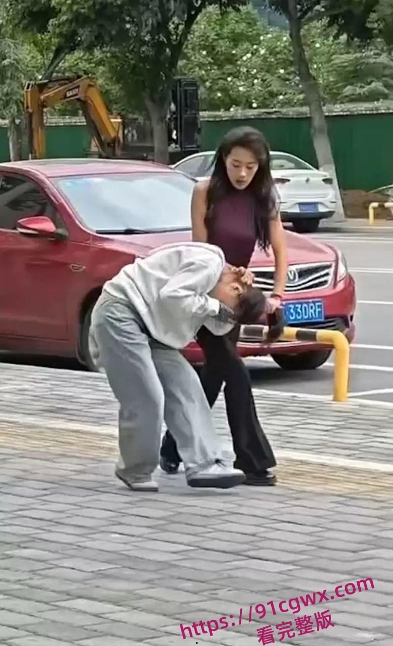 性瘾学生妹当小三被原配当街怒撕 据传一个月要做几十次太炸裂了!-8