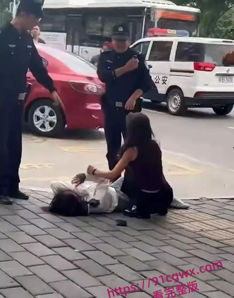 性瘾学生妹当小三被原配当街怒撕 据传一个月要做几十次太炸裂了!-9