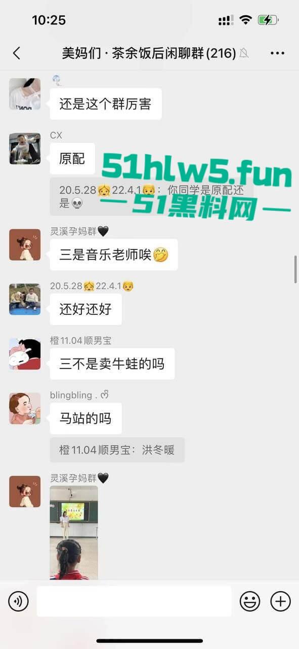 苍南县捉奸现场,男子出轨骚逼幼师,其老婆跟踪到现场叫来小三老公一起捉奸,现场炸裂惨不忍睹。-13