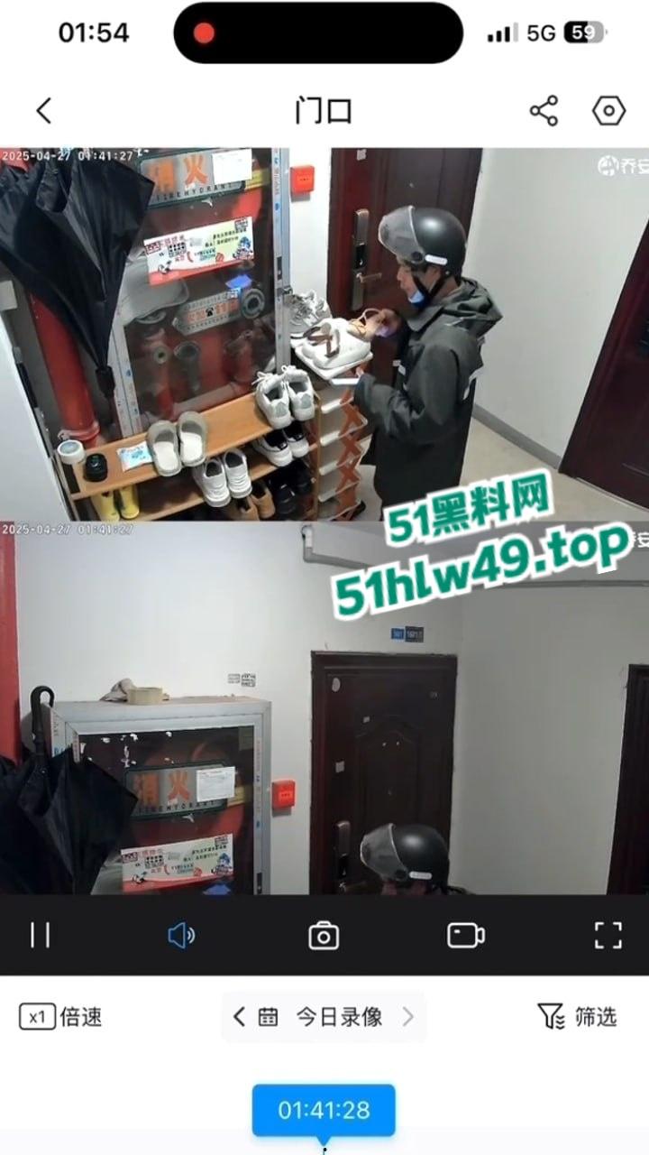 南通恋物变态男,在门口狂舔女鞋都快被大哥舔湿,变态真多可是喜欢臭脚鞋子的变态可是奇观。-8