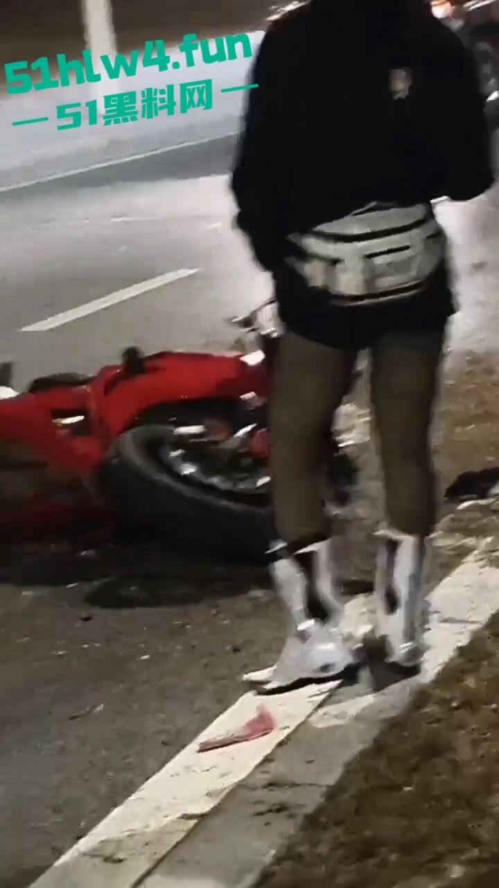 车祸现场，奥体美腿女骑手压弯摔车被摔出脑浆，美腿女骑装逼不成惨遭勾魂。-10