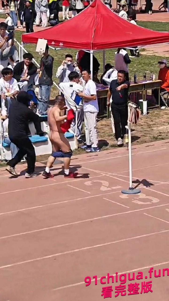 河北石家庄邮电学院5000米赛跑途中何林明在最后50米冲刺时裸奔!-2