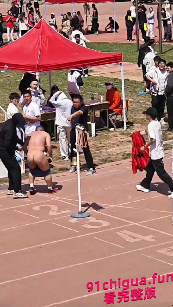 河北石家庄邮电学院5000米赛跑途中何林明在最后50米冲刺时裸奔!-3