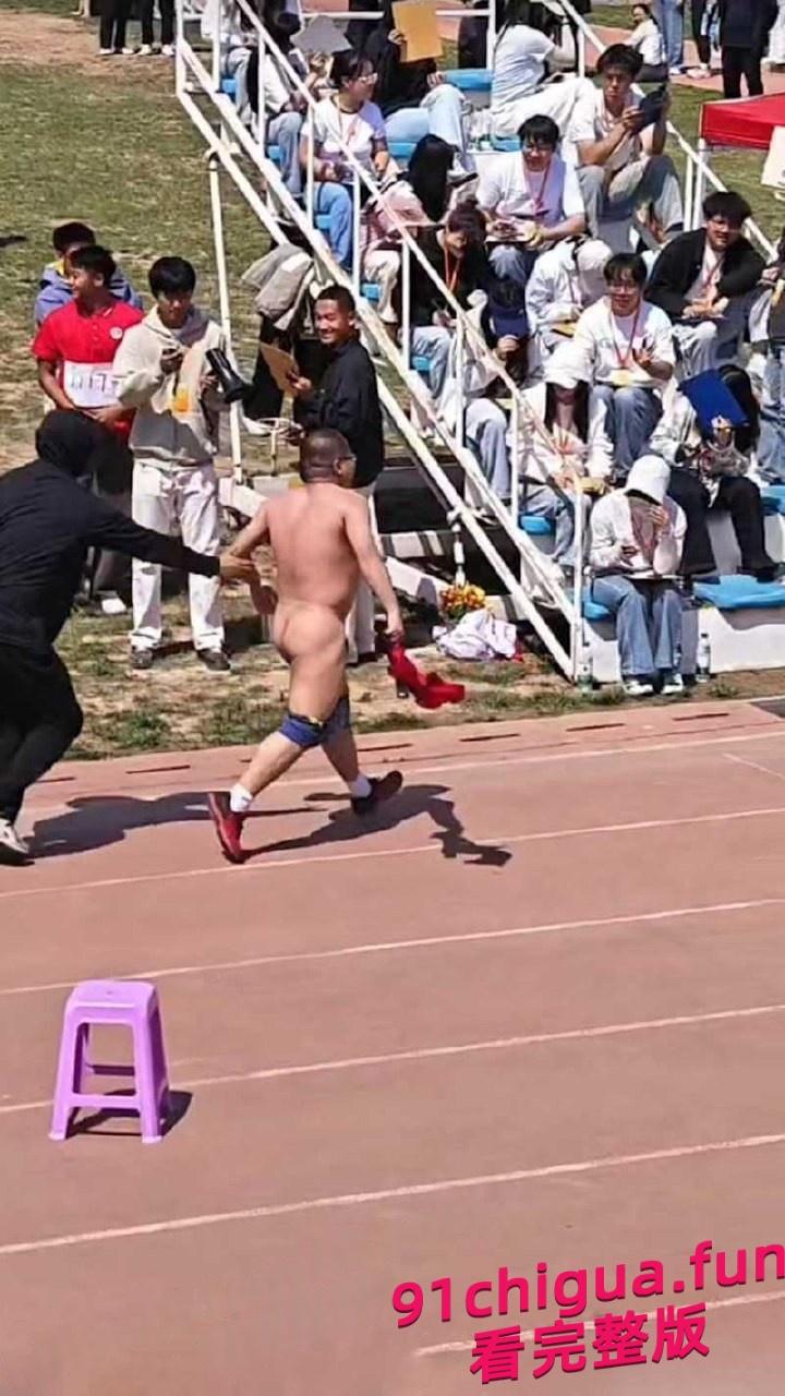河北石家庄邮电学院5000米赛跑途中何林明在最后50米冲刺时裸奔!-4