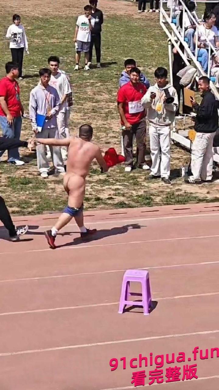 河北石家庄邮电学院5000米赛跑途中何林明在最后50米冲刺时裸奔!-5