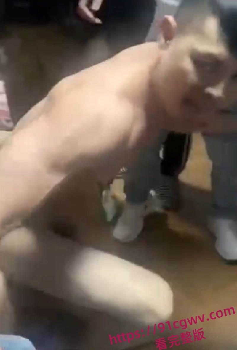 每日一抓床单滚翻!出轨人妻露奶啪啪被抓现行 老公手机偷拍全程场面刺激又尴尬!-3