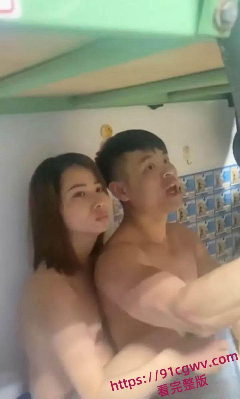 每日一抓床单滚翻!出轨人妻露奶啪啪被抓现行 老公手机偷拍全程场面刺激又尴尬!-4