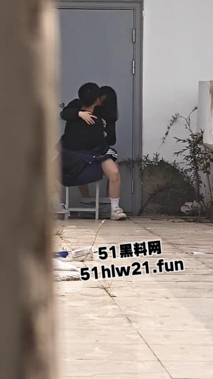 瓜友偷拍高中生做爱,年轻小情侣在学校楼顶拐角当场脱光女上位做爱,现在学生玩的真花。-5