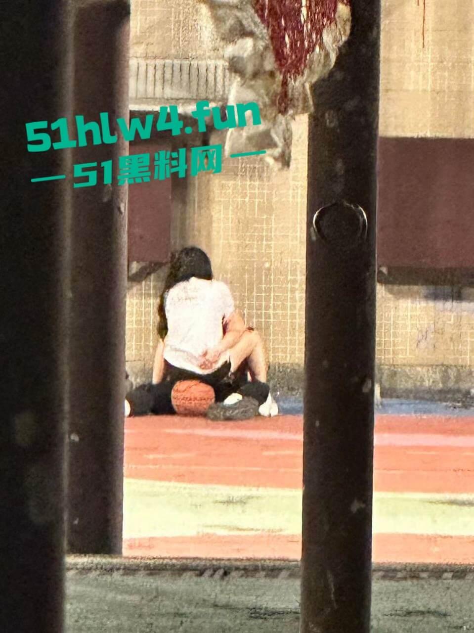 偷拍下篮球场的秘密,一对情侣周围四下无人竟然户外激情做爱,青春的激情与无畏。-1