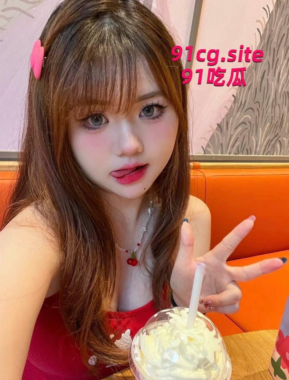 杭州微胖嫩妹李淑研清纯反差,性欲强每周操逼,只见画面中,她就一脸魅惑的躺在床上-1