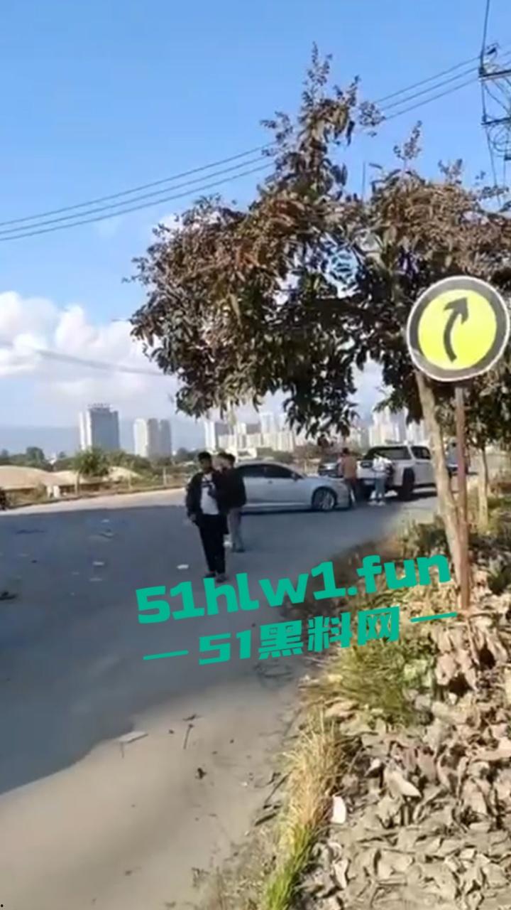 缅甸发生严重车祸 据悉是园区管理员木姐 骑电瓶车出门时 被飞速行驶的面包车撞飞 这就是恶有恶报?-3