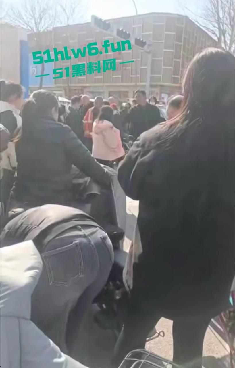 邯郸成安骚妇一年未吃荤聊骚出轨，多次偷吃死不悔改被老公当街破口大骂。-4