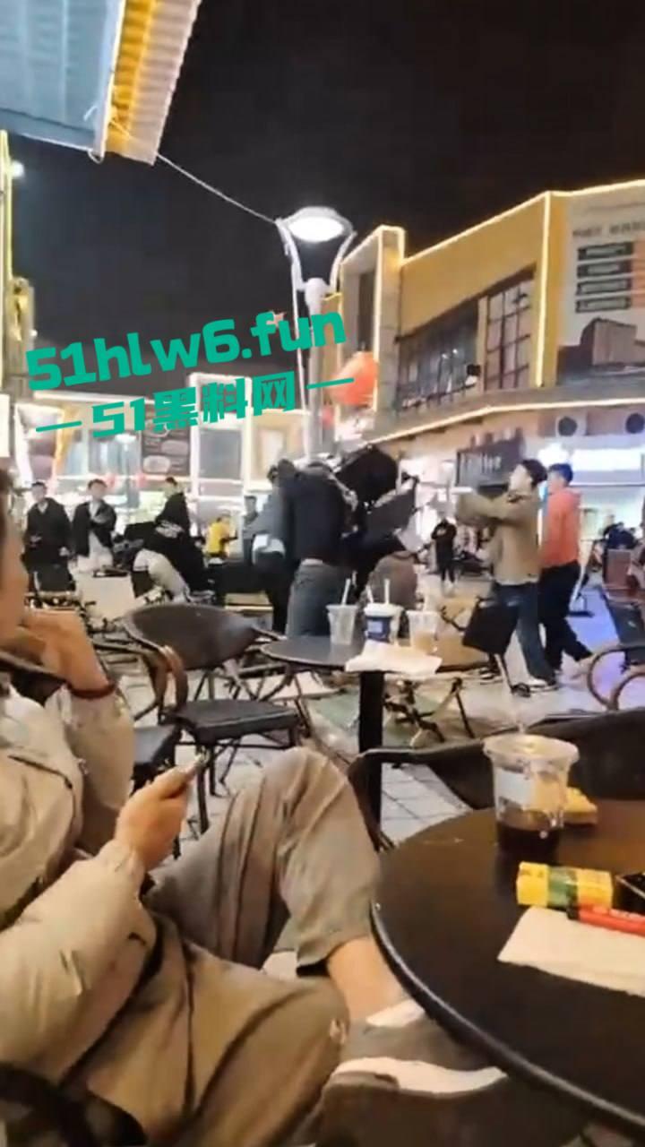 浙江义乌尚尚电竞酒店旁奶茶店门外发生乱斗,一男子见色起义撩骚美女被其男友发现带朋友群殴暴揍。-7