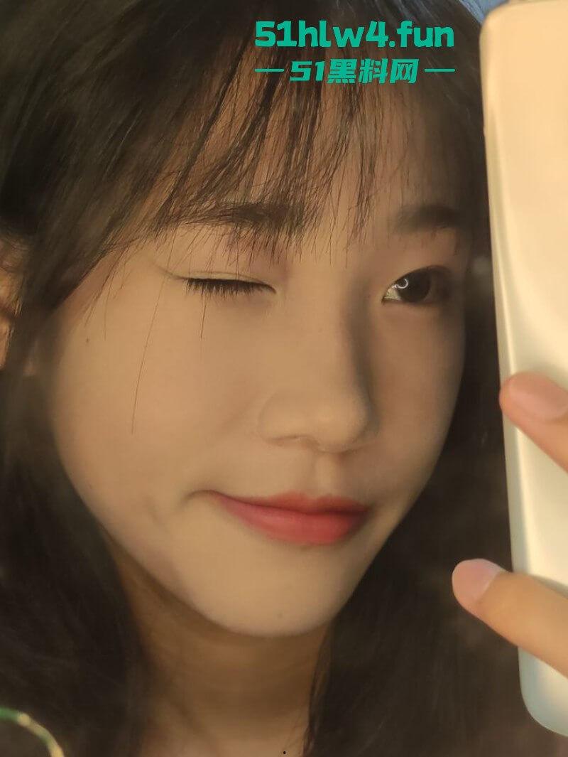 露脸反差学生妹，金主重金定制看似清新单纯的小妹妹，私下极度母狗各种自拍私密处。-5