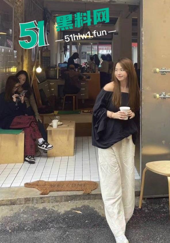 广州高颜值素人骚女【柳青】外表光鲜亮丽私下是只纯欲母狗被曝光，网友床上调教玩弄视频流出。-3