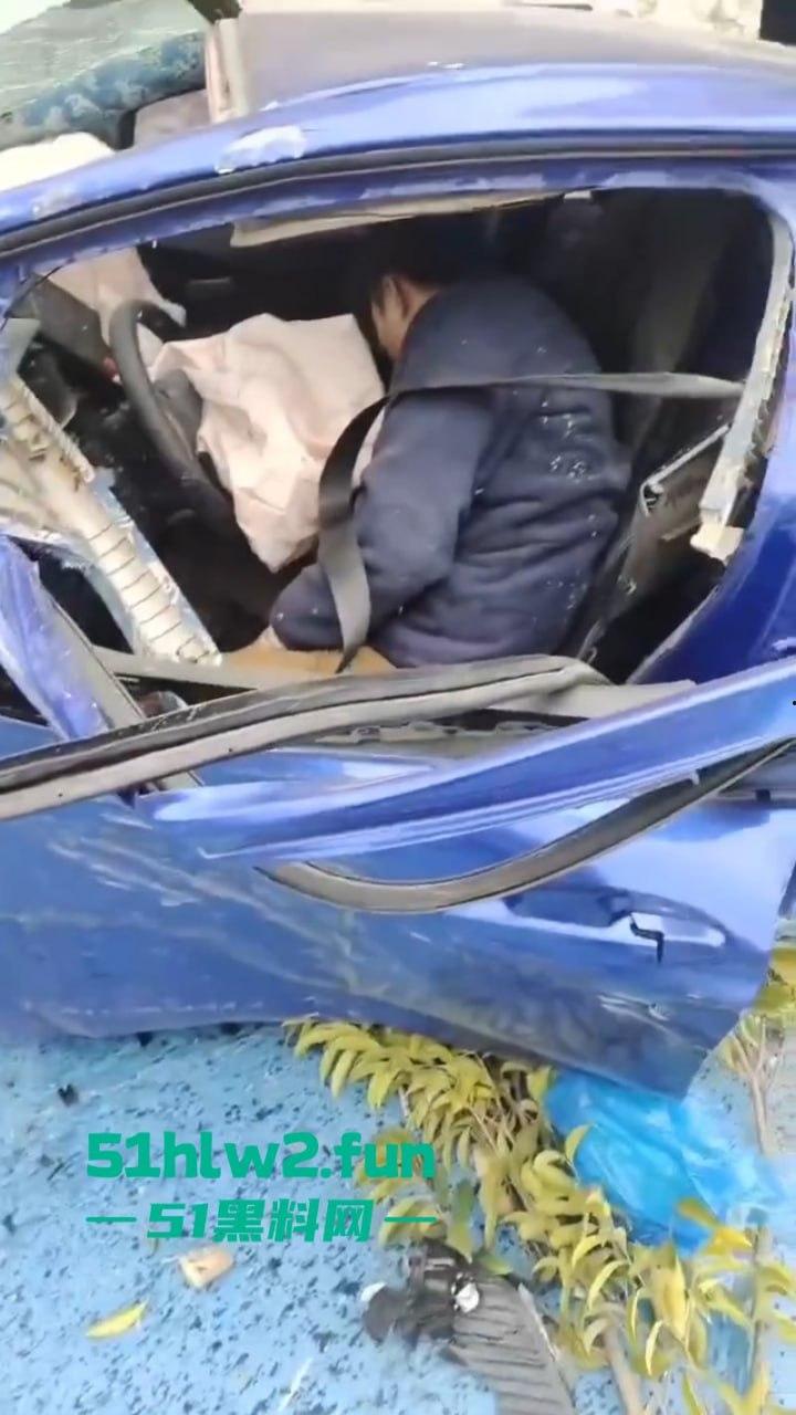 广东一轿车失控撞上路牙当场稀巴烂,司机被撞到懵逼当场灵魂出窍,现场监控视频流出。-5