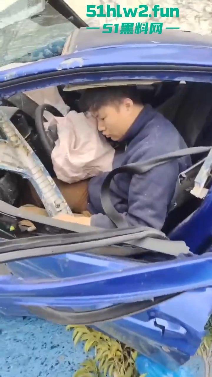 广东一轿车失控撞上路牙当场稀巴烂,司机被撞到懵逼当场灵魂出窍,现场监控视频流出。-6