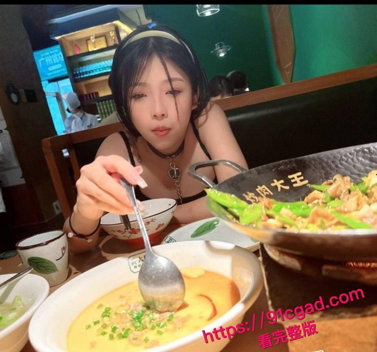 李子玉 被男友开发调教 变成爱户外露出的骚货母狗 口交舔脚变态玩法!-1