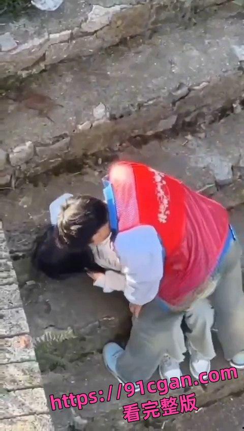 意大利罗马光天化日之下 妹子在圆柱广场中心的喷泉里裸泳!!!-4