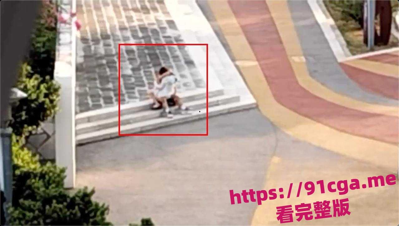 云南红河学院火爆全网 一情侣大白天在校内操场玩上位操逼被拍!-4