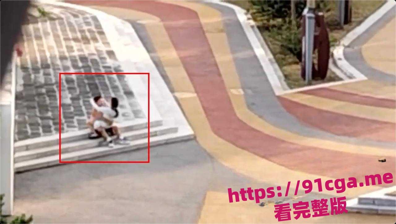 云南红河学院火爆全网 一情侣大白天在校内操场玩上位操逼被拍!-5