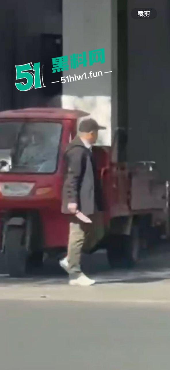 广西柳州精神病男子当街砍人如剁肉凶狠至极 路人躲闪不及多人中刀身亡 现场实拍视频流出-3