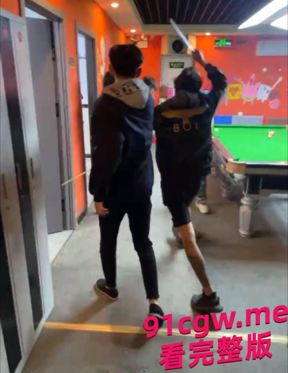 东北某台球室精神小伙拿刀砍人-3