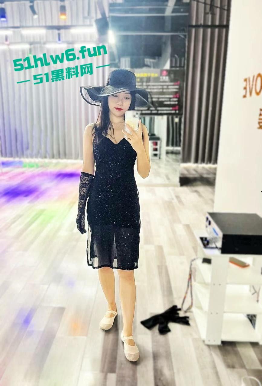 河南师范大学【梁雅倩】高颜值反差尤物，细腰长腿小穴粉嫩背着男友和土豪裸聊被男友发现后曝光。-8