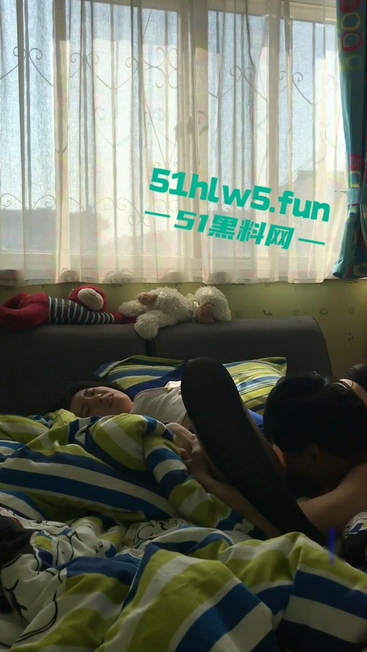 伦乱系列之兄妹，哥哥把魔爪伸向亲妹妹，诱惑妹妹穿情趣制服舔肉棒，奖励最新款手机。-5