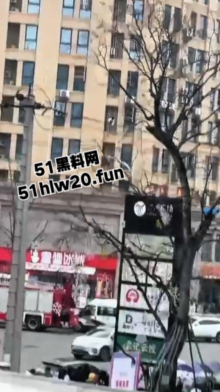 自杀跳楼实拍，辽宁十几岁女孩因谈恋爱被家人阻止，被家人囚禁在家中，女孩逃出窗外跳楼自杀。-2