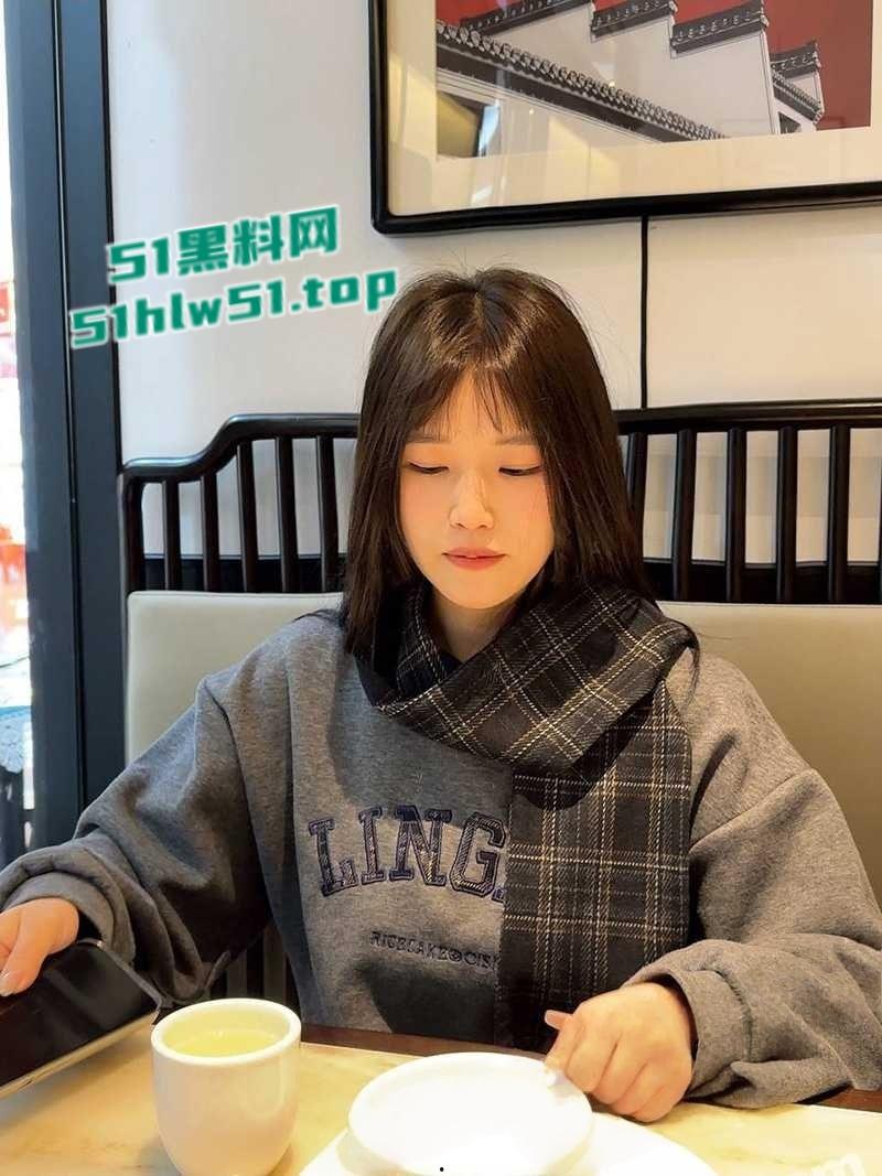 真实勾搭大二学生妹，皮肤白嫩骚母狗约炮喜欢玩群p，开房露脸调教轮操真是够反差！-1