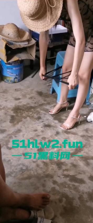 勾引老头太骚了，身材绝美高跟红指甲，性感拉满，老头看得眼珠子都掉出来！-6