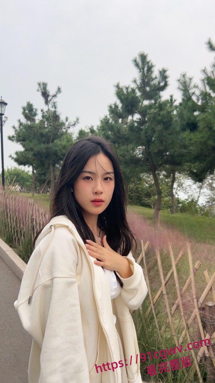 上海高颜值清纯同校小学妹王梓紫约炮视频流出 这口活也太棒了-1