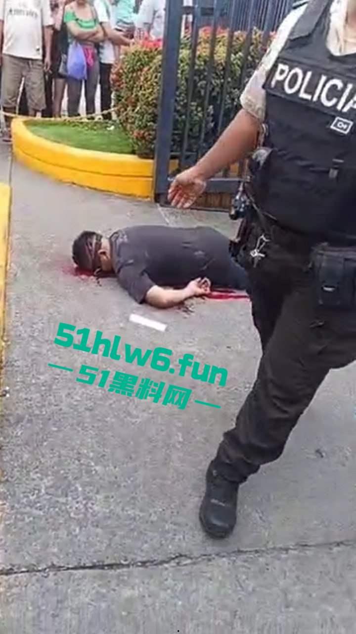 厄瓜多尔突发杀人事件，男子在街边接打电话被枪手近距离开枪射杀，疑似打击报复身中数枪当场死亡 。-1