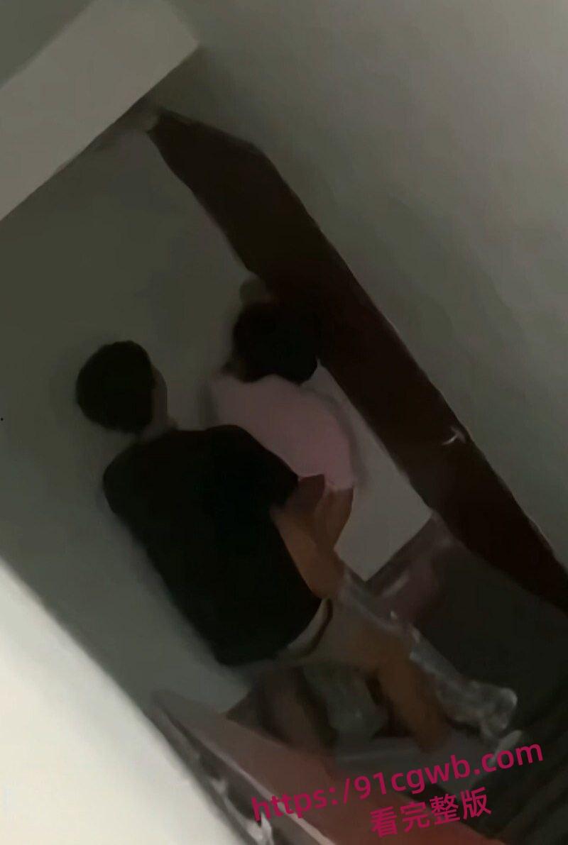 浙江海洋大学图书馆小情侣惊险互动 楼梯间大胆后入做爱被拍下视频曝光！-4