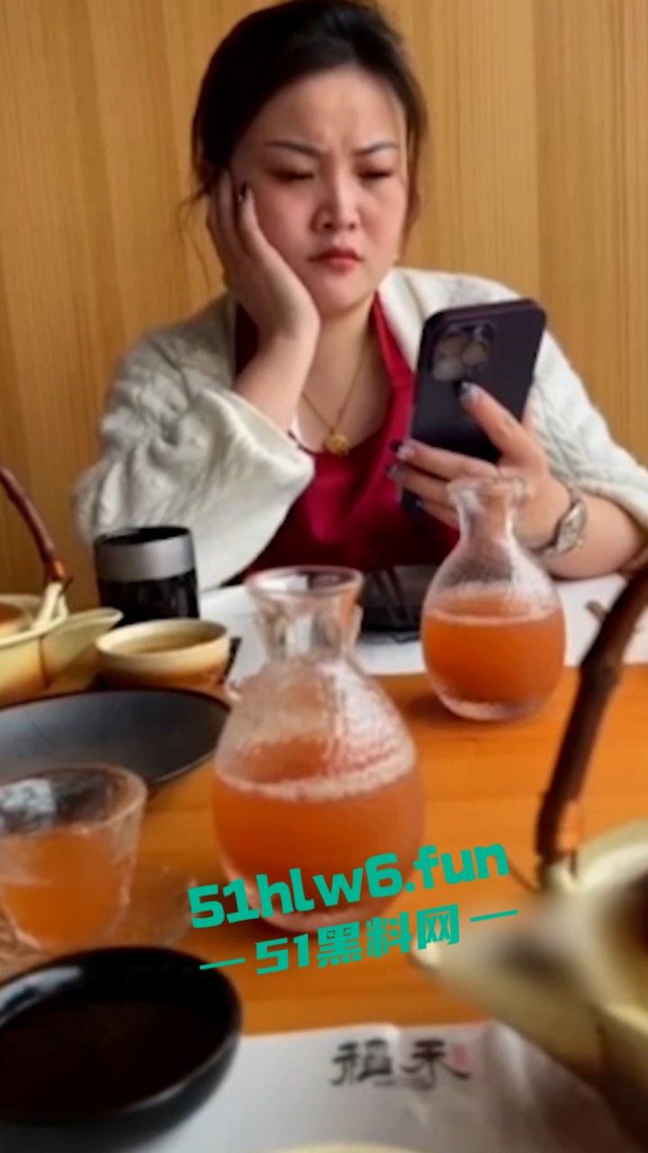 福建泉州清逸茶馆老板娘出轨牌友，老公性无能喂不饱扑向臭老头绿帽飞天。-10