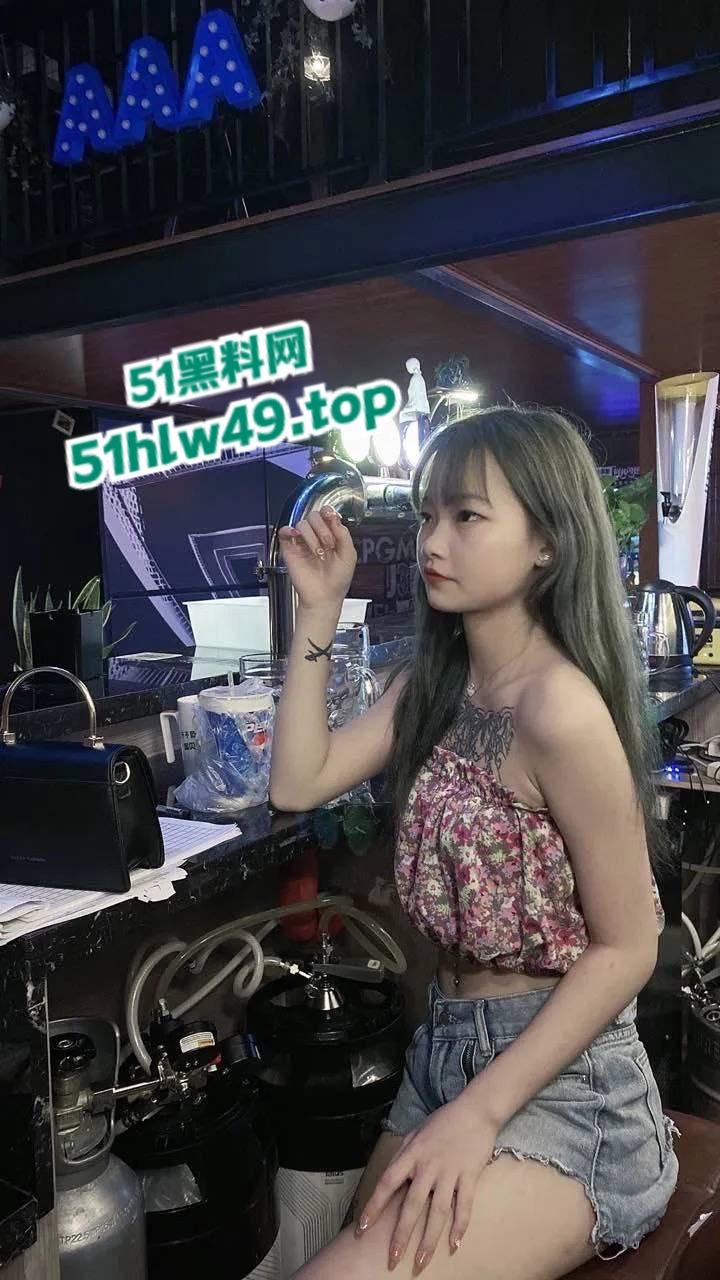 清纯反差纹身婊远程接受主人调教，揉奶亮胸尽显淫荡，对镜抠逼急需大屌止痒。-7