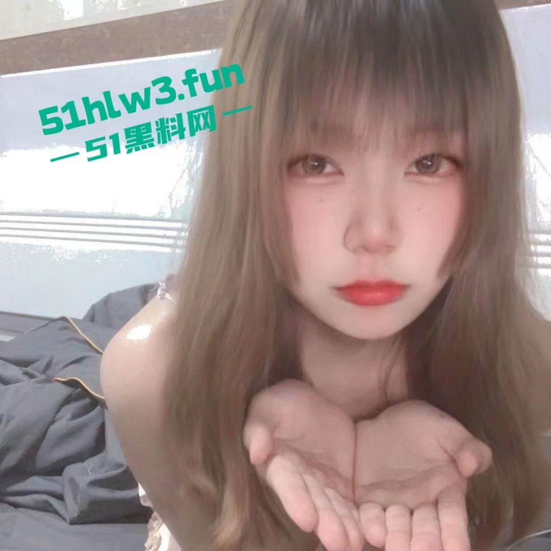 超反差嫩妹母狗，颜值甜美的学生妹身材高挑性感诱人，私下性瘾超强到处约炮渴望被大鸡巴爆操。-1