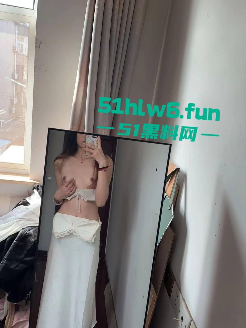 青岛反差母狗【刘子萱】175cm的极品炮架子，逆天大长腿极致性感小骚逼被男友操黑后还被曝光。-5