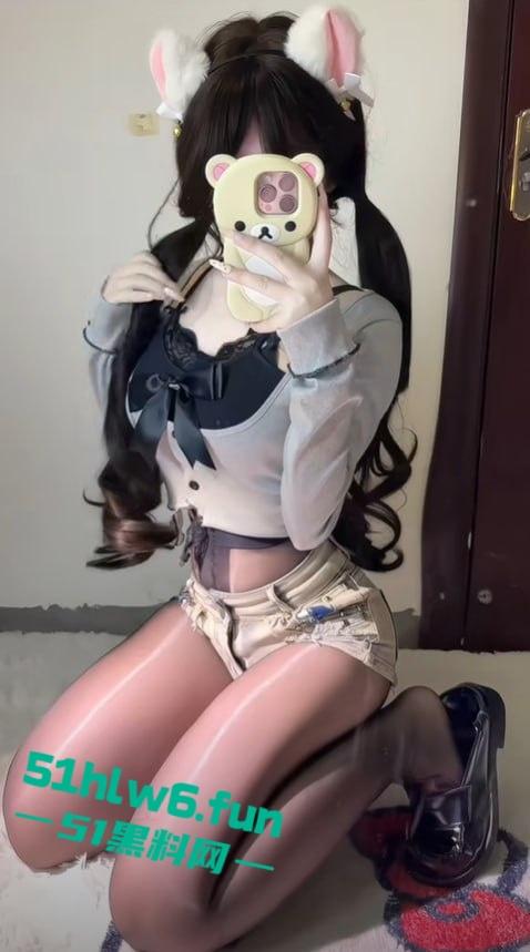 抖音30万粉美少女萝莉【曼萝】大尺度福利视频，小野猫穿肚兜玩弄巨乳假阳具镜前发骚自慰。-1