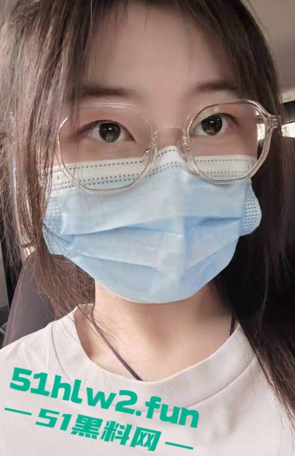 极品眼镜妹终于来了！颜值能打奶子又白又嫩，少女身子骚浪劲十足，自拍裸照自慰根本停不下来！-4