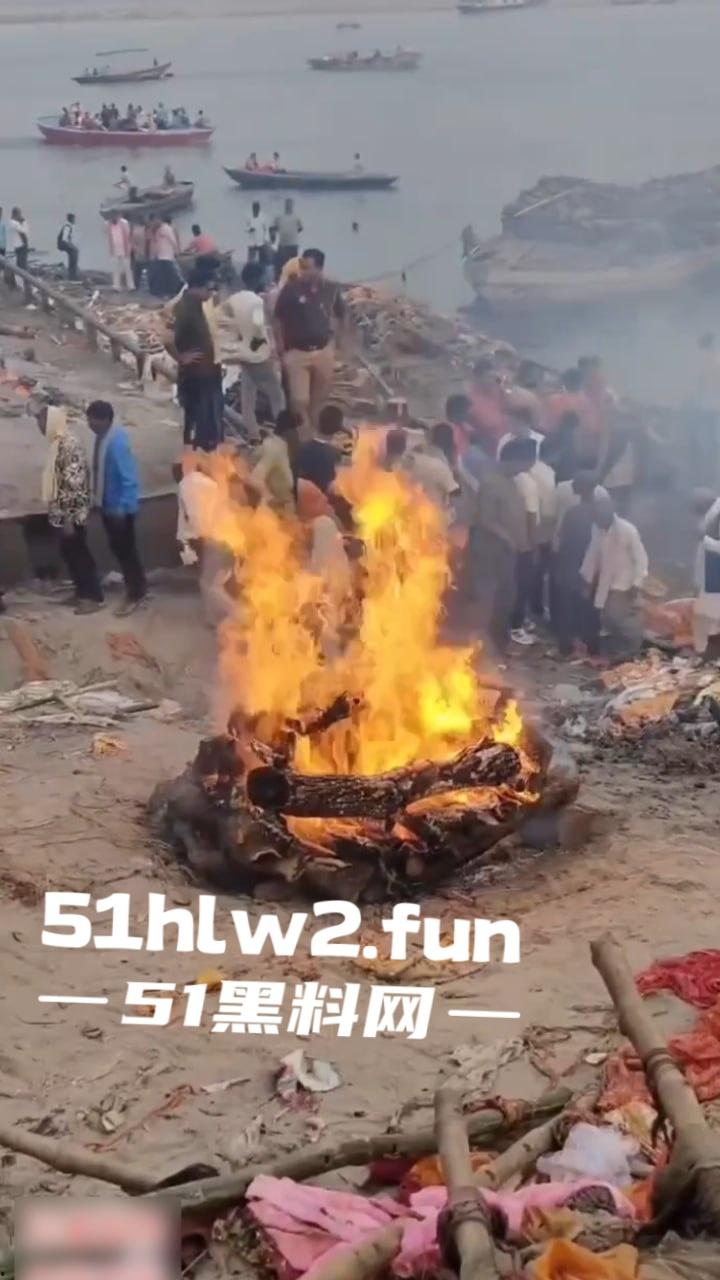 印度教恒河边火葬，现场视频曝光流出河边肮脏混乱，终于知道为什么恒河水那么脏了。-4