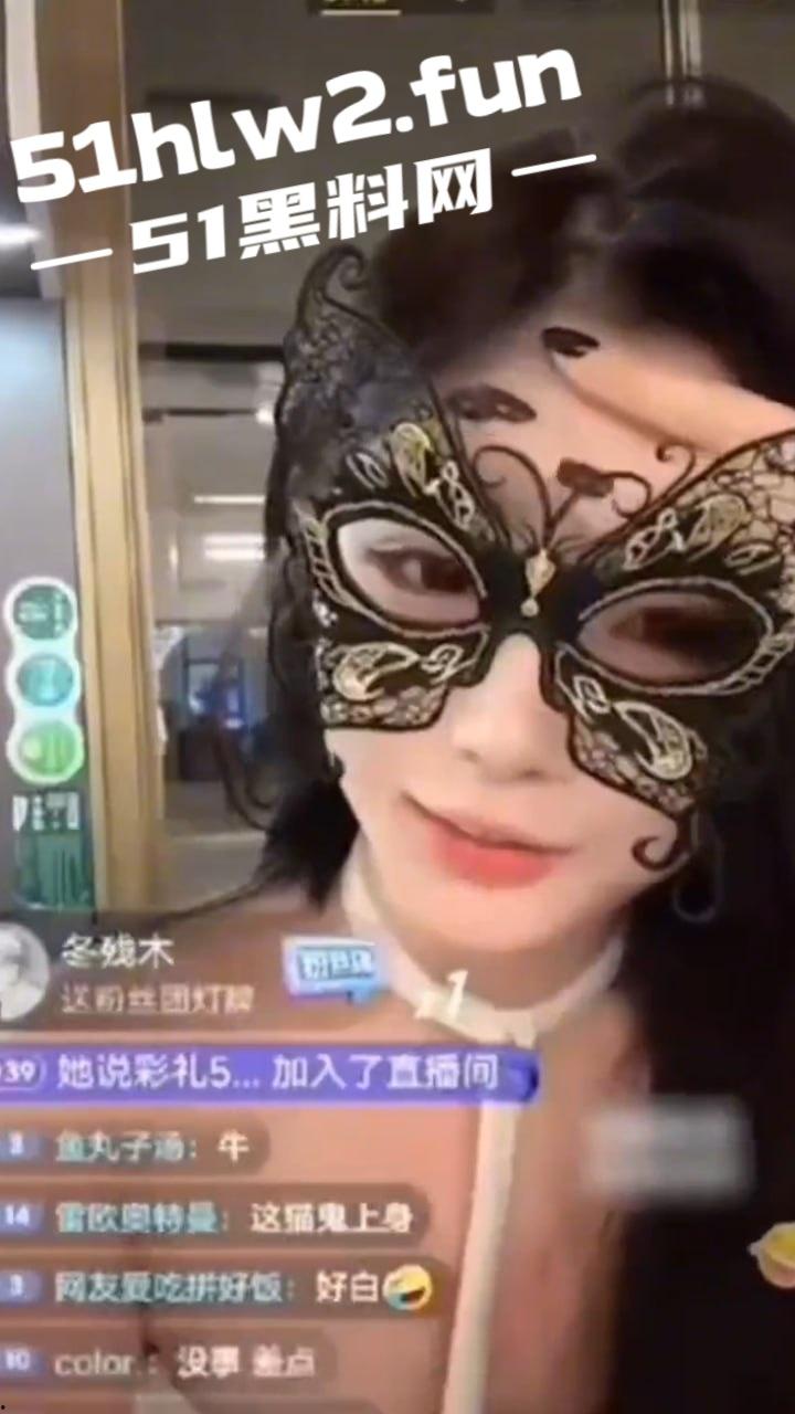 376W粉丝网红【陈佳琪】绝美颜值极品尤物，肌肤白嫩身材一流奶大臀翘腿长逆天直播间抱猫结果惨遭露点。-4