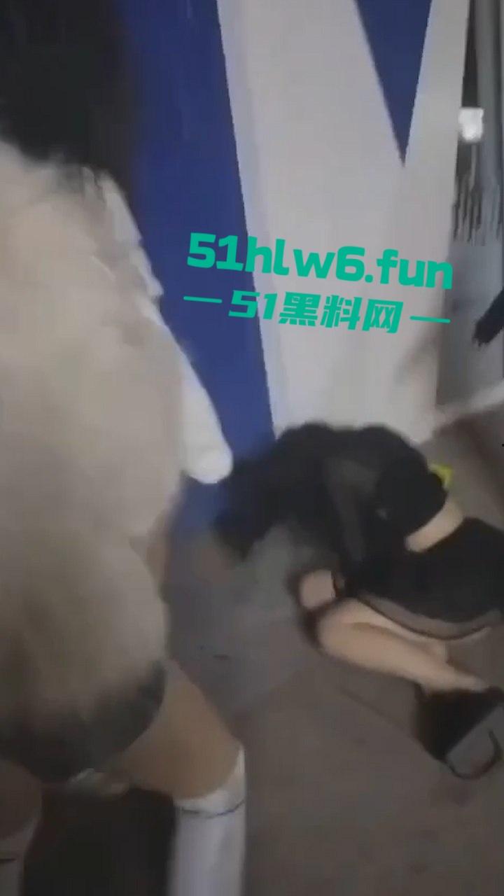 俩嘴贱妹给大姐头造黄谣，被对方带人当街暴打，拖拽扇脸假体都打出来了。-4