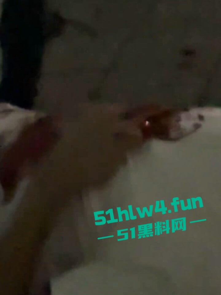 海南纹身精神小伙【侯小黑】只因多看别人女友一眼，就被人当场捅死下辈子记得眼睛别乱看了。-5