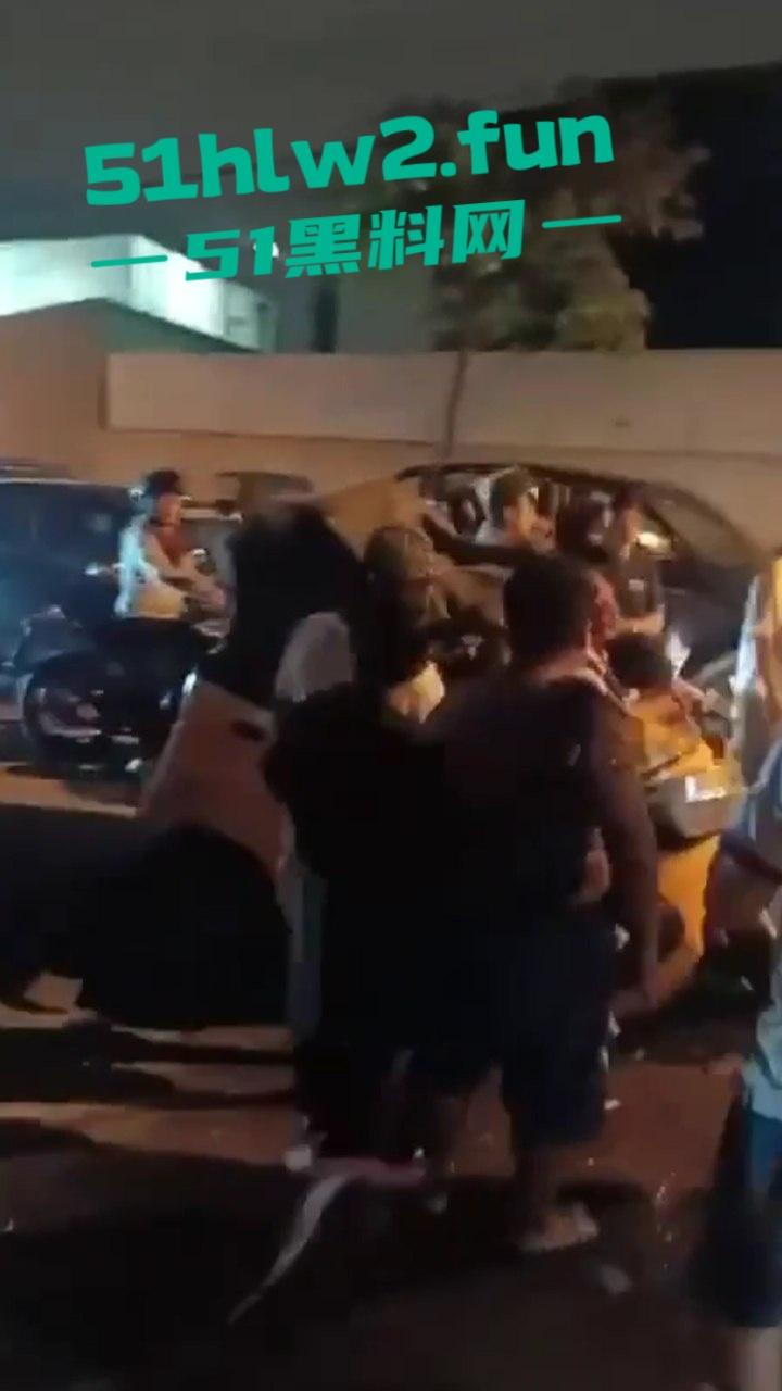 老头乐车祸现场因超速追尾，老头被当场甩出满脸是血，这回老头乐坏了老头也不乐了。-2