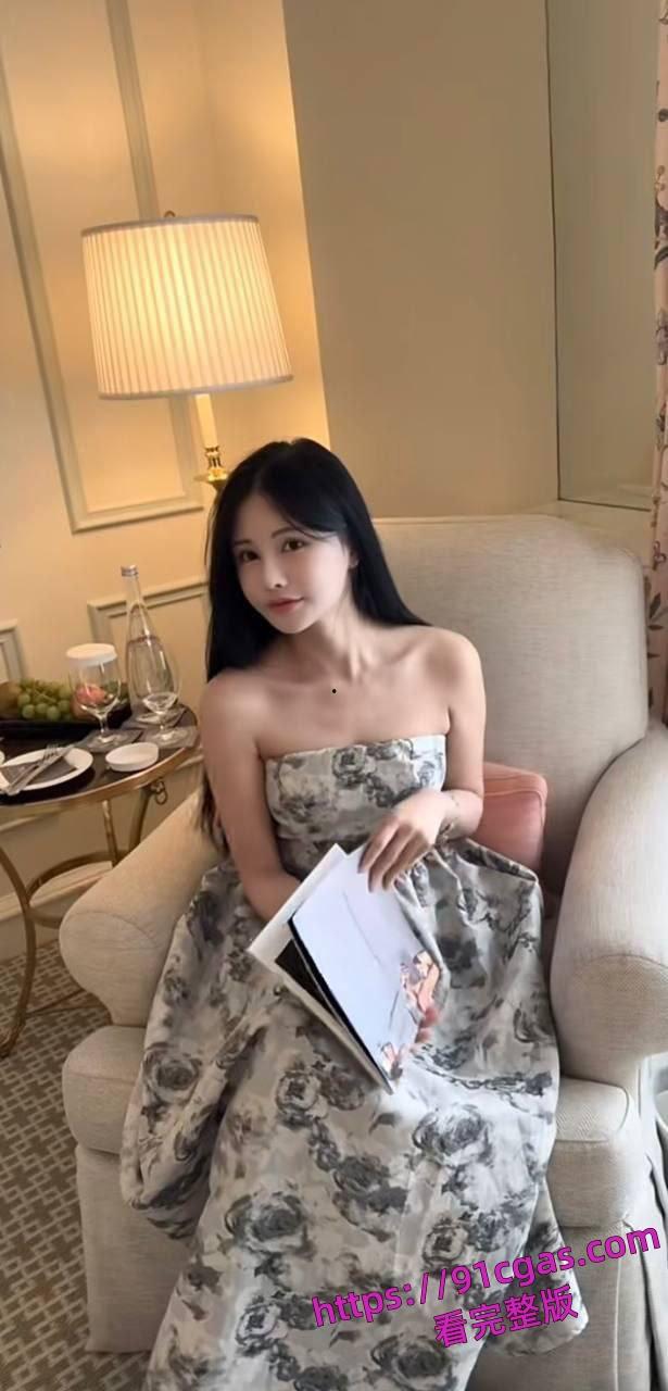 美国LA95后UCR女网红竟是ww上岸！靠着男友的钱在US读书却送逼大哥-8